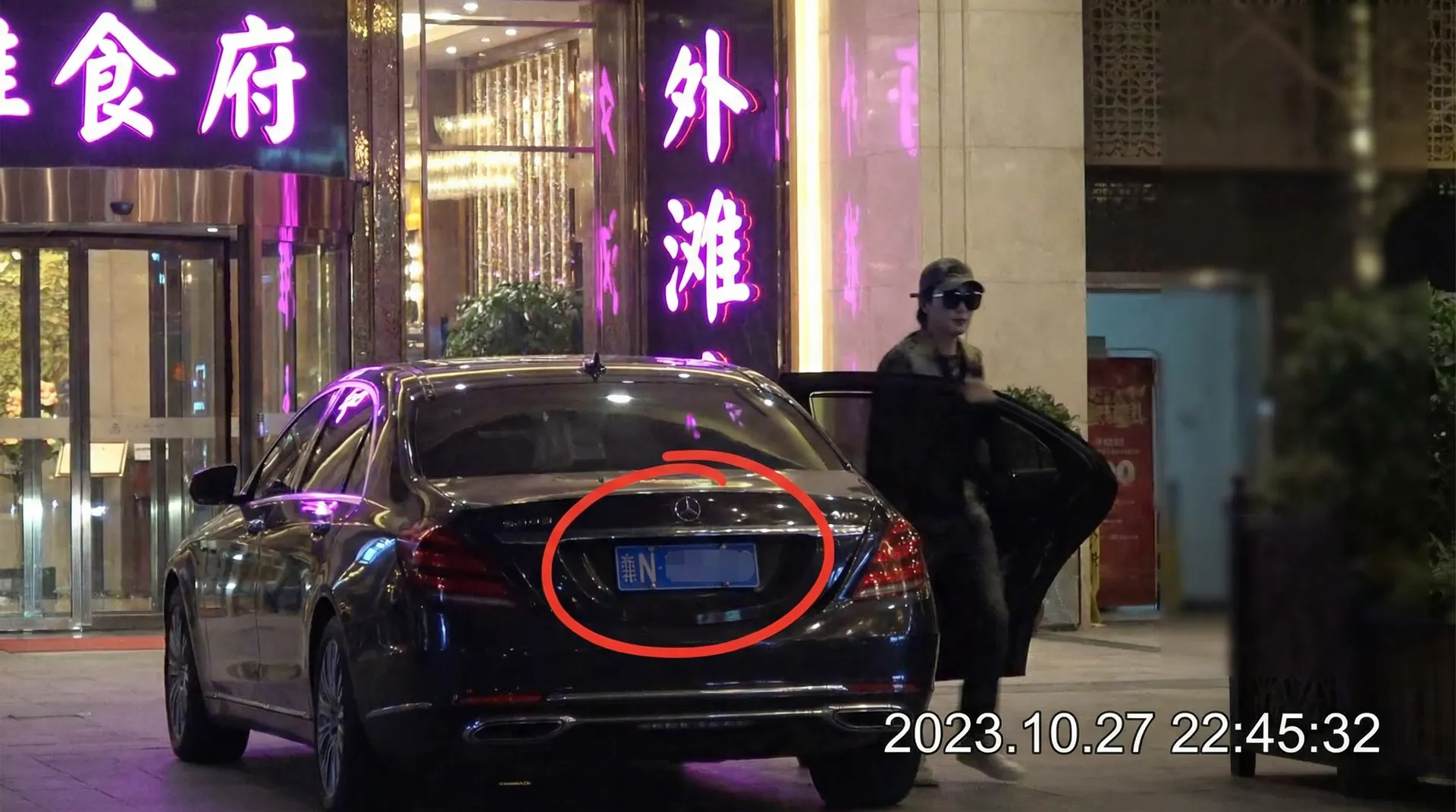 贝博体育官网网址 - 豪车餐厅外偷拍